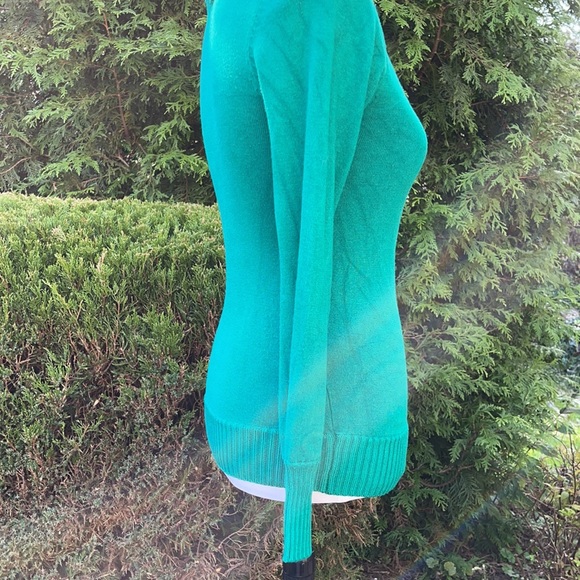 Active Basic V Neck Green Sweater - Picture 2 of 7